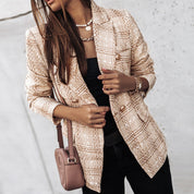 Giacca a quadri beige da donna, elegante e moderna, abbinata a top nero e borsa a tracolla rosa. Look chic per moda autunnale.