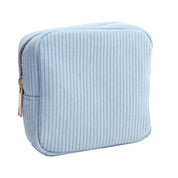 Astuccio quadrato in tessuto a coste azzurro con cerniera dorata, ideale per cosmetici o accessori. Design elegante e pratico per l'uso quotidiano.