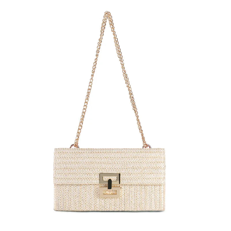 Borsa a tracolla in paglia beige con catena dorata e chiusura a scatto. Elegante accessorio moda estivo per donna.
