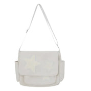 Borsa a tracolla bianca con stelle, design elegante, tasche laterali, perfetta per moda donna, accessorio versatile e trendy.