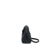 Borsa a tracolla in pelle nera, design elegante e minimalista, vista laterale. Accessorio moda donna, ideale per ogni occasione.