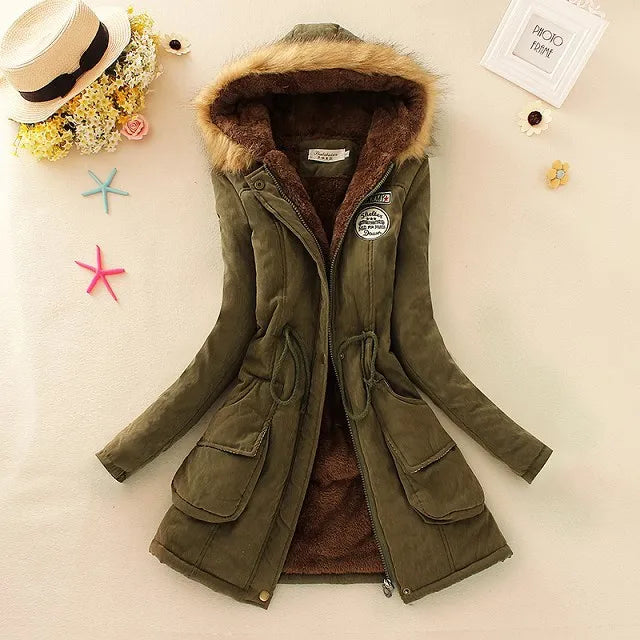 Giacca invernale verde con cappuccio in pelliccia sintetica, tasche frontali e cintura regolabile. Moda donna, abbigliamento caldo, stile casual.