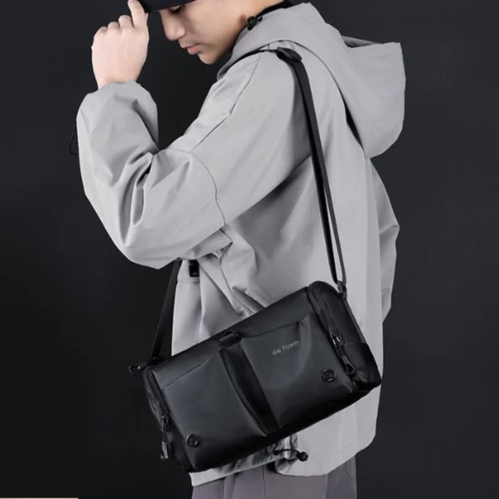 Giacca impermeabile grigia con cappuccio, uomo, borsa a tracolla nera, stile casual, moda urbana, abbigliamento outdoor, accessori pratici.