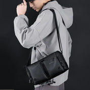 Giacca impermeabile grigia con cappuccio, uomo, borsa a tracolla nera, stile casual, moda urbana, abbigliamento outdoor, accessori pratici.