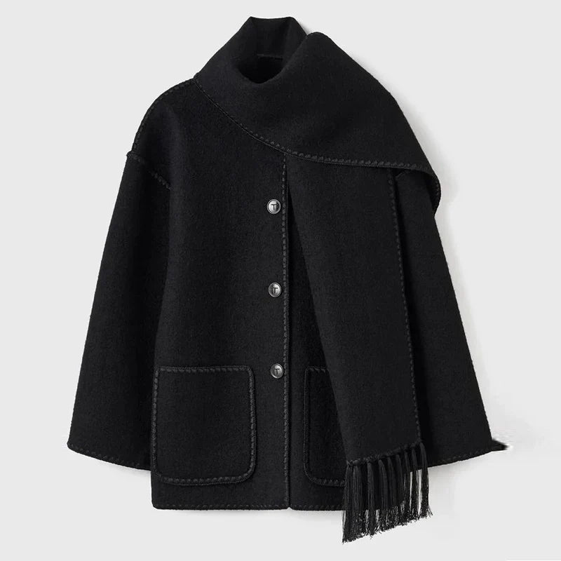Cappotto nero elegante con sciarpa abbinata, bottoni frontali, tasche applicate, design invernale caldo, moda donna, tessuto di lana.