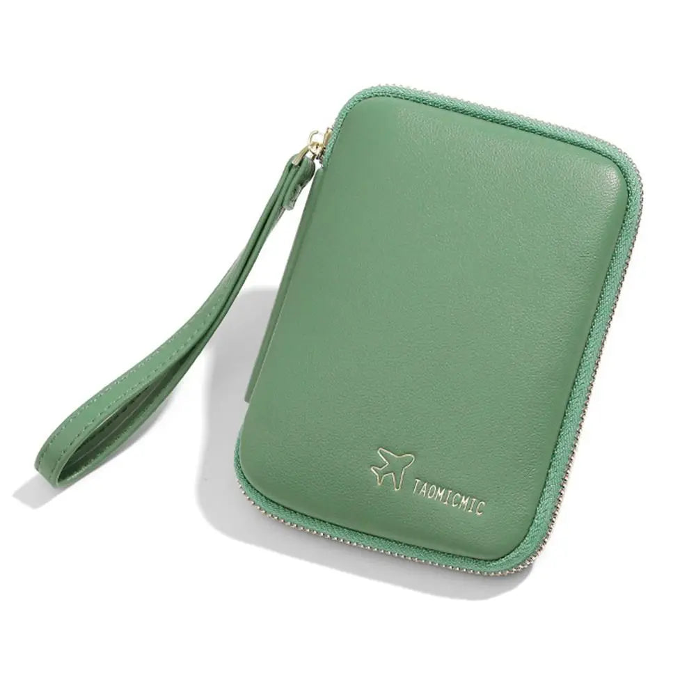 Custodia passaporto verde in pelle con cerniera e cinturino, logo aereo. Accessorio da viaggio elegante e funzionale.