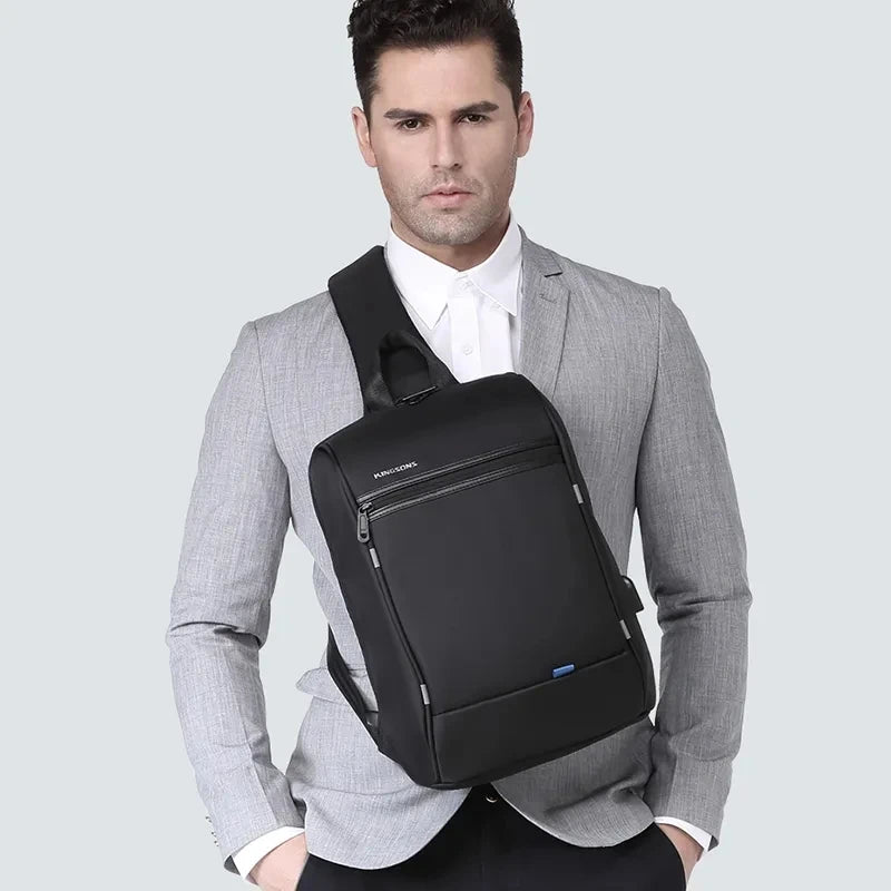 Uomo in abito grigio con zaino nero elegante a tracolla, moda maschile, accessori business, stile urbano, design moderno.