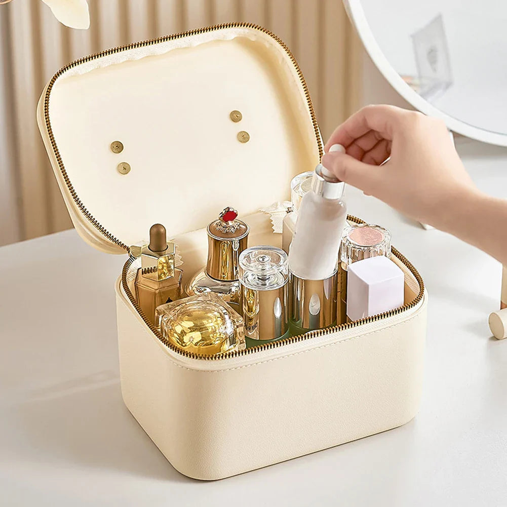 Astuccio cosmetico beige aperto con flaconi di profumo e prodotti skincare. Mano femminile che prende un flacone. Organizzatore trucco elegante.