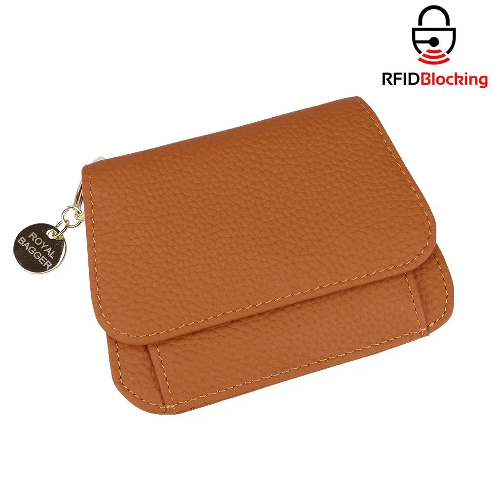 Portafoglio donna in pelle marrone con protezione RFID, chiusura a bottone, design compatto, logo Royal Bagder. Accessorio moda elegante e sicuro.