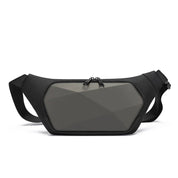 Marsupio nero moderno con design geometrico, chiusura a zip, ideale per viaggi e attività all'aperto. Accessorio moda unisex, pratico e resistente.