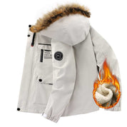 Giacca invernale bianca con cappuccio in pelliccia sintetica, design moderno, calda imbottitura, ideale per climi freddi.