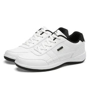 Scarpe da ginnastica bianche da uomo, design moderno, suola antiscivolo, dettagli neri, ideali per sport e tempo libero. Comfort e stile casual.