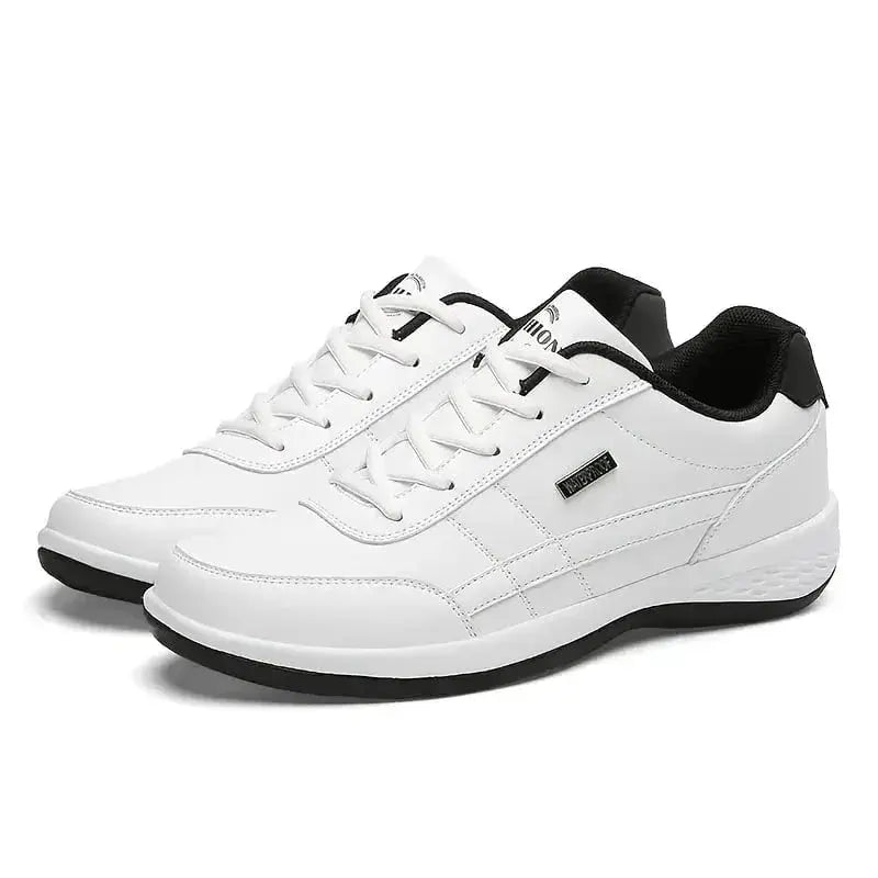 Scarpe da ginnastica bianche da uomo, design moderno, suola antiscivolo, dettagli neri, ideali per sport e tempo libero. Comfort e stile casual.