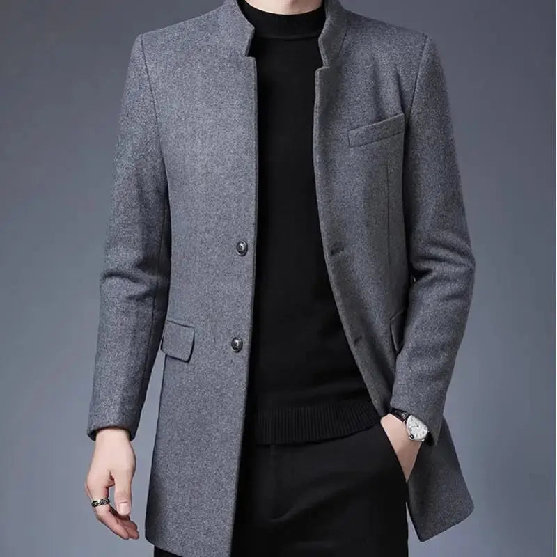 Giacca uomo elegante grigia, stile moderno, senza colletto, abbinata a maglione nero. Moda maschile autunno-inverno, abbigliamento formale.