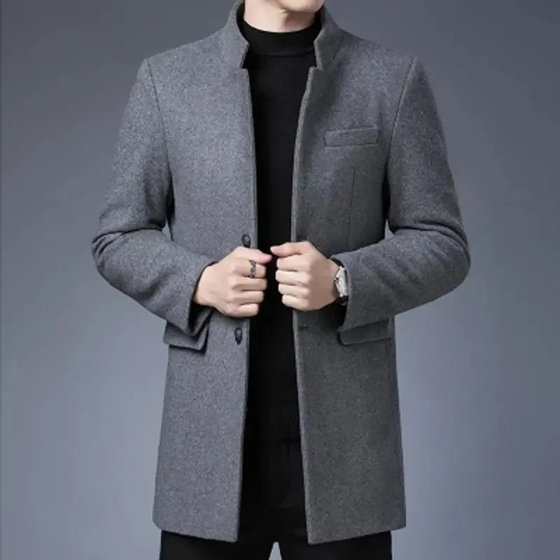 Cappotto uomo grigio elegante, collo alla coreana, chiusura a bottoni, tasca sul petto, ideale per look formali e casual. Moda autunno inverno.