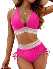 Costume da bagno donna rosa, due pezzi, con top a triangolo e slip a vita alta con dettagli a righe. Perfetto per l'estate e la spiaggia.