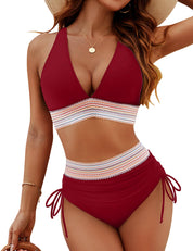 Costume da bagno bikini rosso bordeaux, design a vita alta, dettagli a righe multicolore, top a triangolo, perfetto per moda mare estate.
