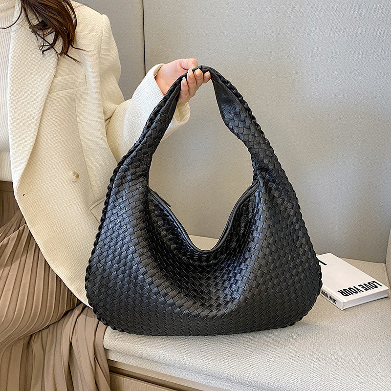Borsa a spalla intrecciata in pelle nera, design elegante e moderno, perfetta per moda donna, accessorio di tendenza, stile casual chic.