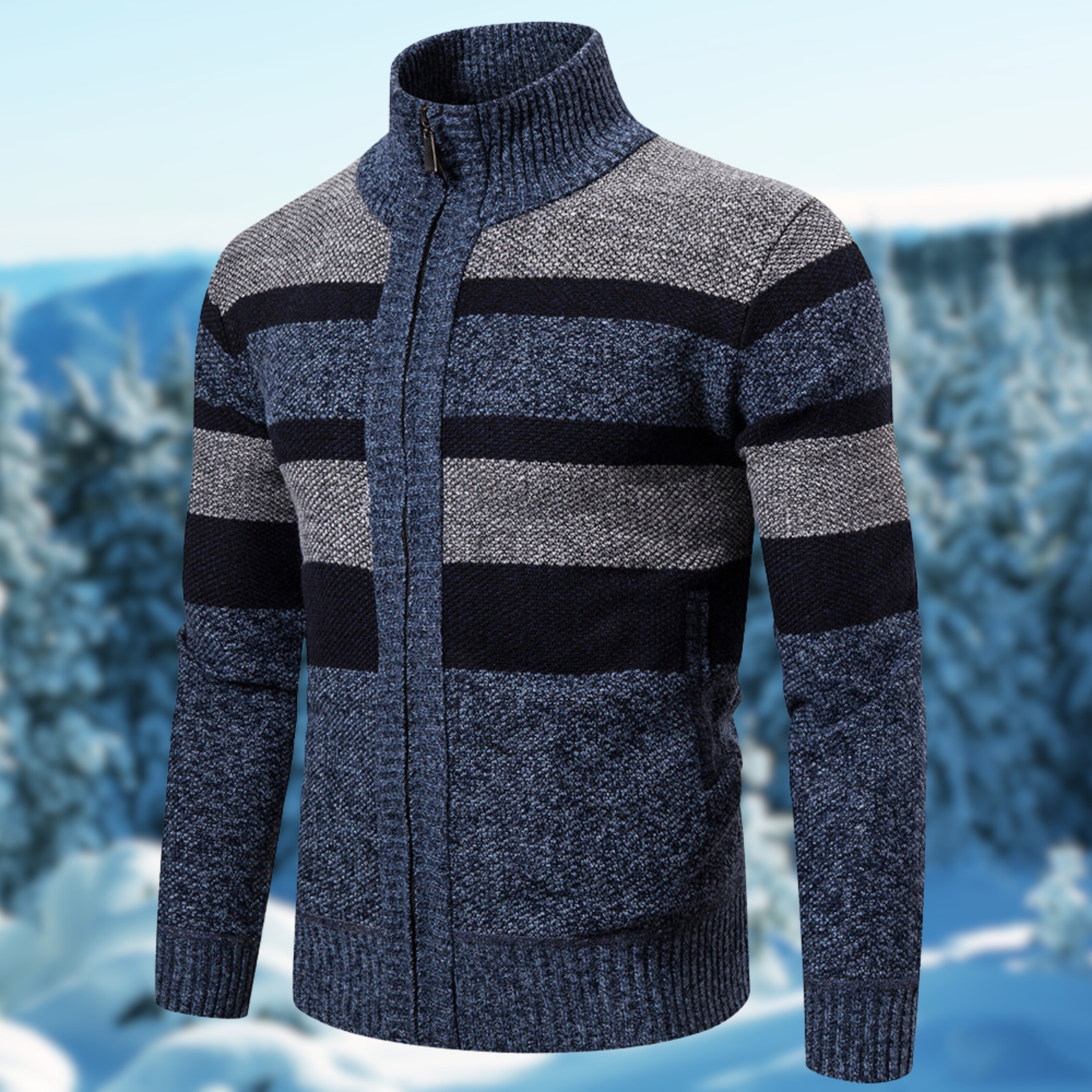 Maglione invernale da uomo a righe blu e grigie, collo alto, sfondo innevato. Maglione caldo, moda uomo, abbigliamento invernale.