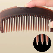 Pettine antistatico marrone in plastica con denti arrotondati, ideale per capelli lisci e ricci. Design ergonomico, resistente e delicato sul cuoio capelluto.