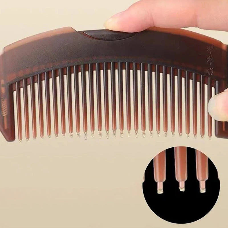 Pettine antistatico marrone in plastica con denti arrotondati, ideale per capelli lisci e ricci. Design ergonomico, resistente e delicato sul cuoio capelluto.
