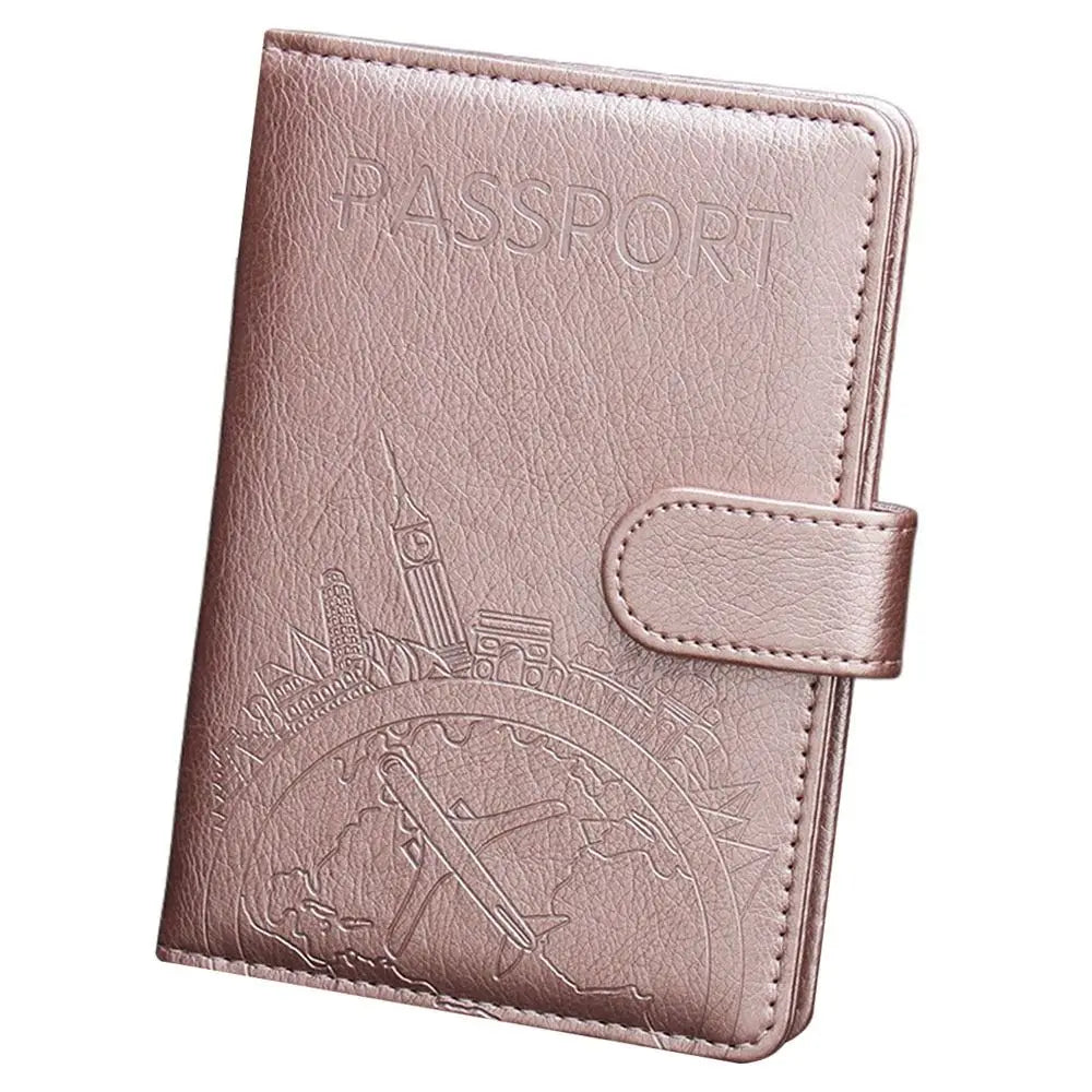 Custodia passaporto in pelle rosa con incisione skyline, chiusura a bottone. Accessorio da viaggio elegante e funzionale.