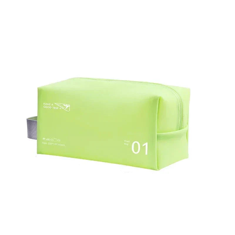 Astuccio da viaggio verde lime con cerniera, manico laterale e scritta "Have a Good Trip". Design moderno, ideale per organizzare accessori.