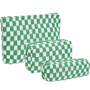 Set di tre astucci a quadretti verdi e bianchi, ideali per cosmetici o accessori da viaggio. Design elegante e pratico per organizzazione efficiente.