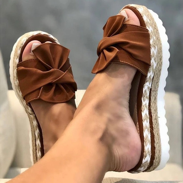 Sandali estivi donna con zeppa in corda, fiocco marrone, suola bianca ondulata. Scarpe moda casual eleganti, comode per l'estate.