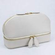 Elegante borsa cosmetica in pelle bianca con doppia cerniera dorata, design moderno e spazioso, ideale per viaggi e organizzazione trucco.