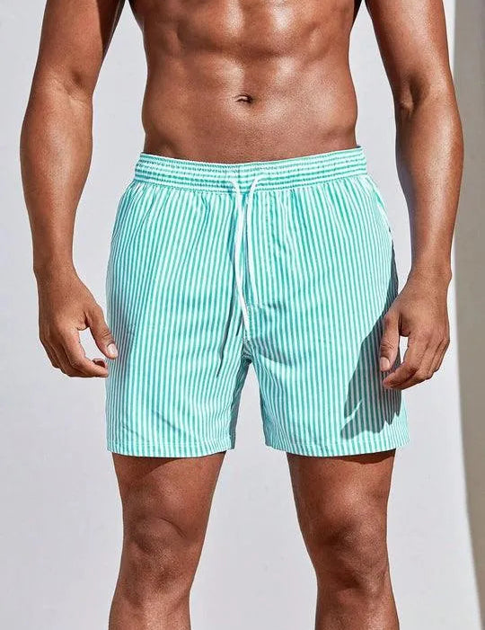 Costume da bagno uomo a righe verticali verde menta e bianche, elastico in vita, stile casual estivo, perfetto per la spiaggia e il nuoto.