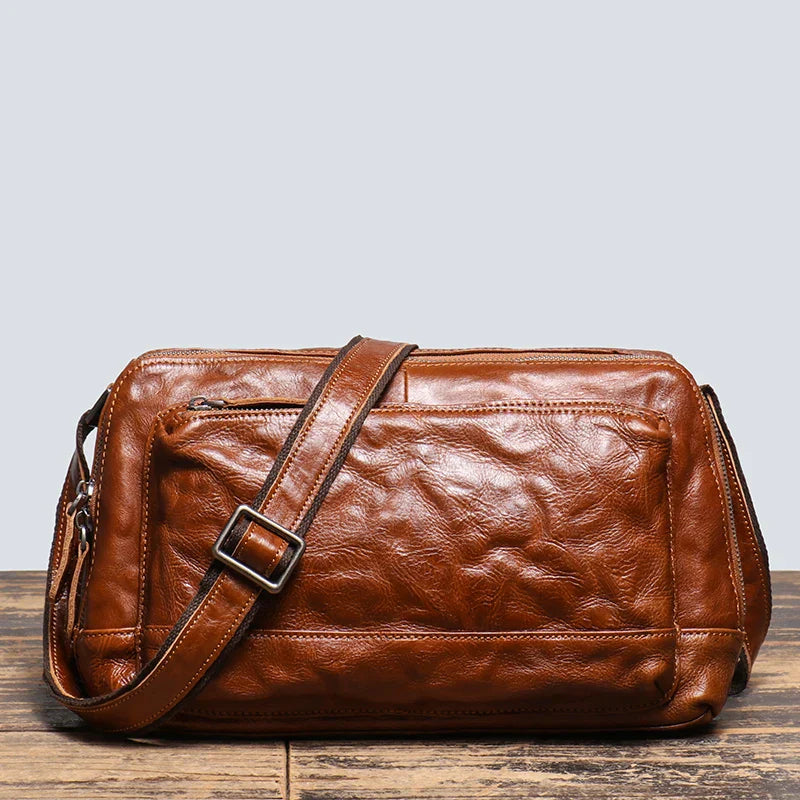 Borsa a tracolla in pelle marrone, design elegante e spazioso, ideale per uomo e donna. Accessorio moda versatile e resistente.