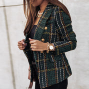 Giacca donna in tweed a quadri verde, bottoni dorati, stile elegante. Moda autunno, abbigliamento femminile chic, tendenza 2023.