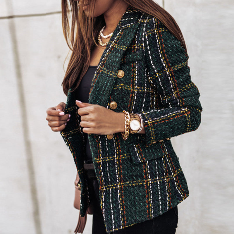 Giacca donna in tweed a quadri verde, bottoni dorati, stile elegante. Moda autunno, abbigliamento femminile chic, tendenza 2023.