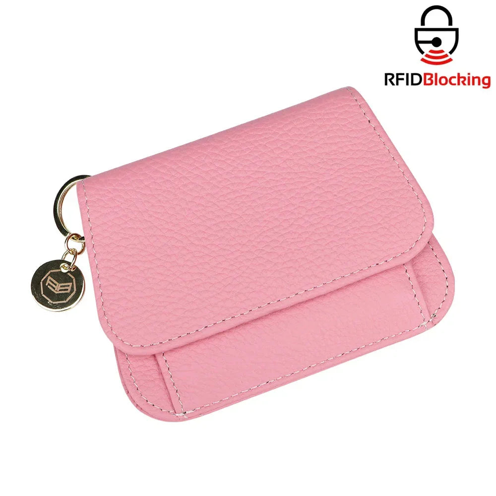 Portafoglio donna rosa in pelle con protezione RFID, chiusura a bottone, portachiavi dorato. Accessorio moda elegante e sicuro.