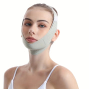 Donna con fascia lifting viso grigia, indossata per tonificare e sollevare la pelle. Accessorio bellezza, cura del viso, anti-età.