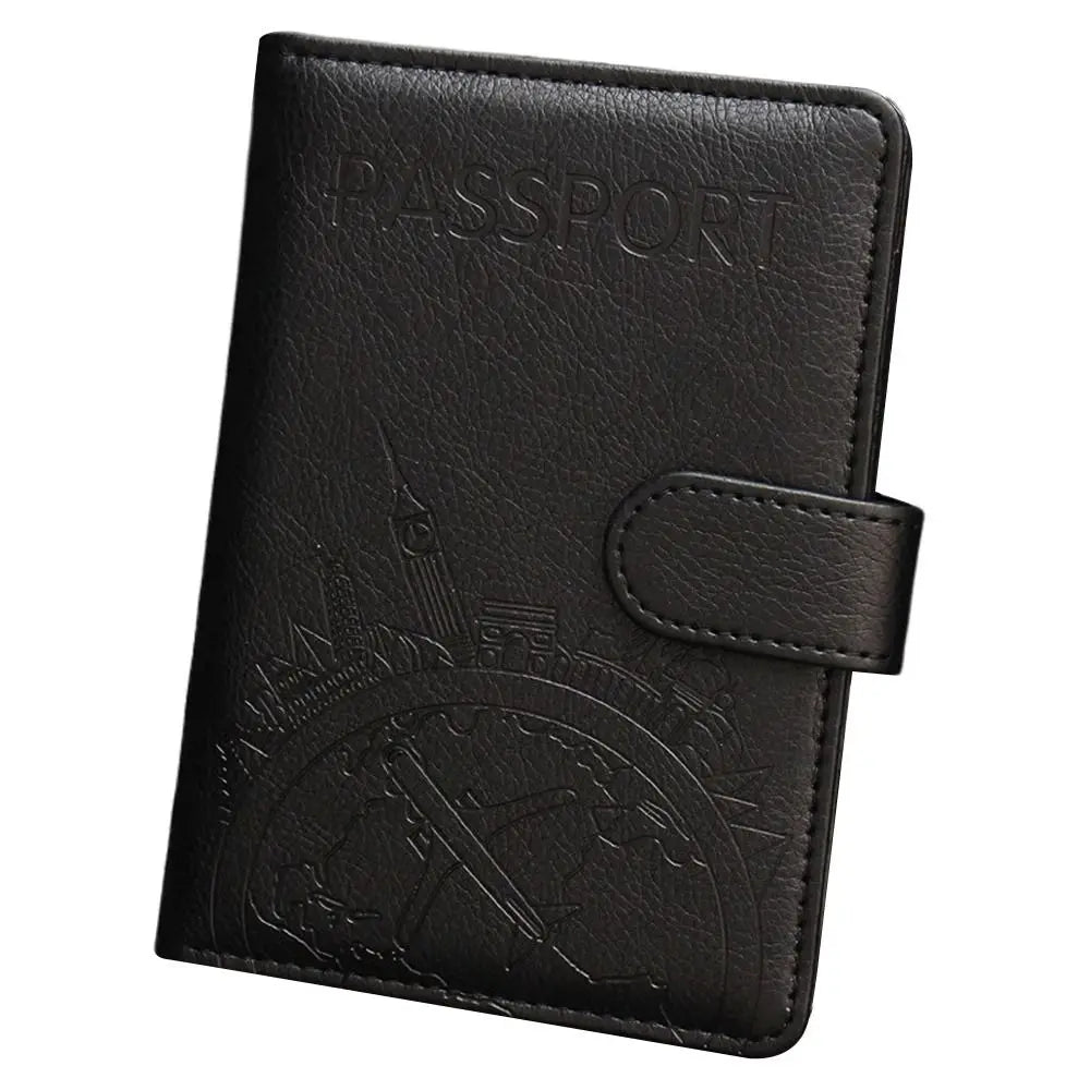 Custodia passaporto in pelle nera con incisione di monumenti, chiusura a bottone. Accessorio viaggio elegante e funzionale.