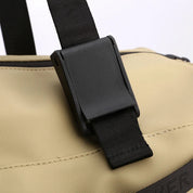 Zaino beige con fibbia nera robusta, tessuto resistente, ideale per viaggi e attività all'aperto. Design moderno e funzionale.