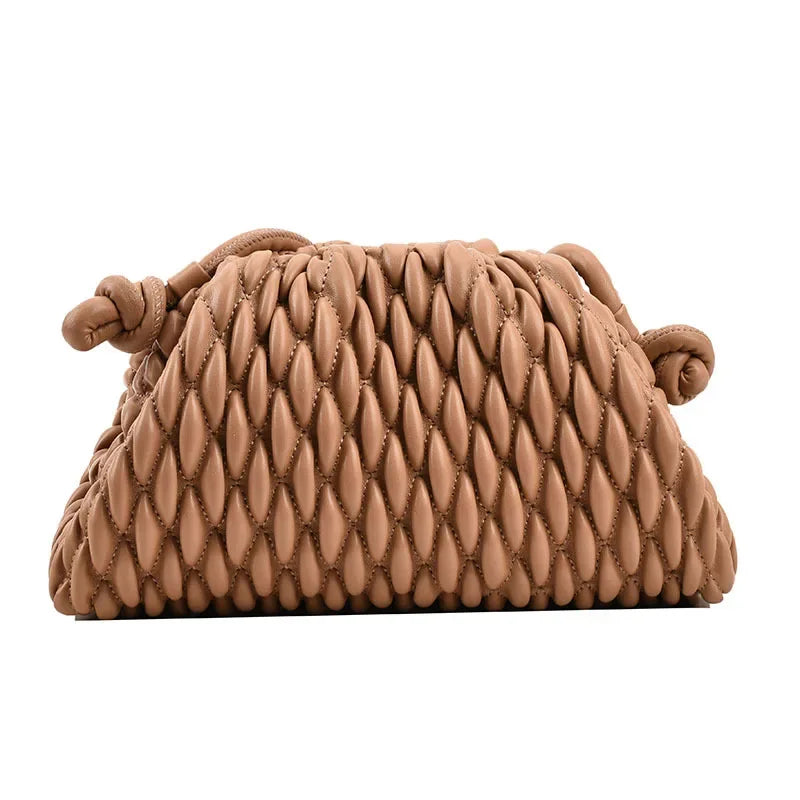 Borsa a mano intrecciata in pelle marrone, design elegante e moderno, accessorio di moda per donna, perfetta per ogni occasione.