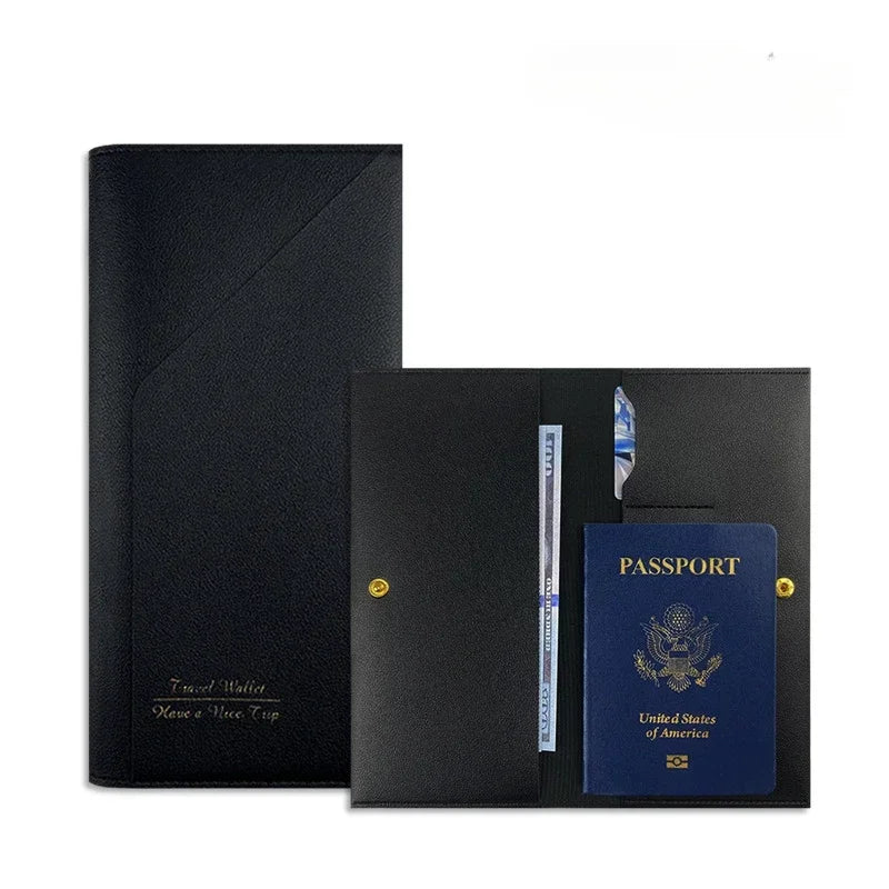 Portadocumenti da viaggio nero in pelle con passaporto USA, biglietto aereo e tasca per carte. Elegante e funzionale per viaggiatori.