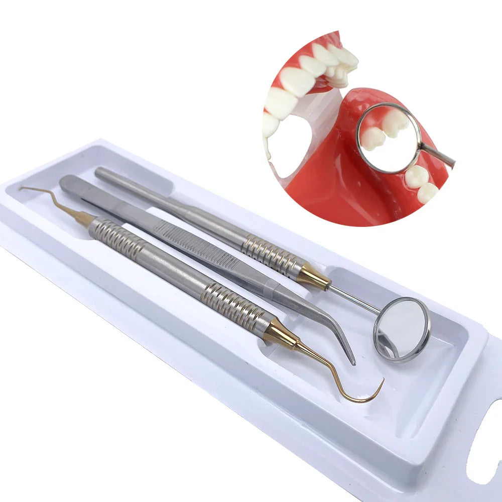 Set di strumenti dentali in acciaio inox su vassoio bianco, include specchietto e sonda. Ideale per igiene orale e controllo dentale professionale.