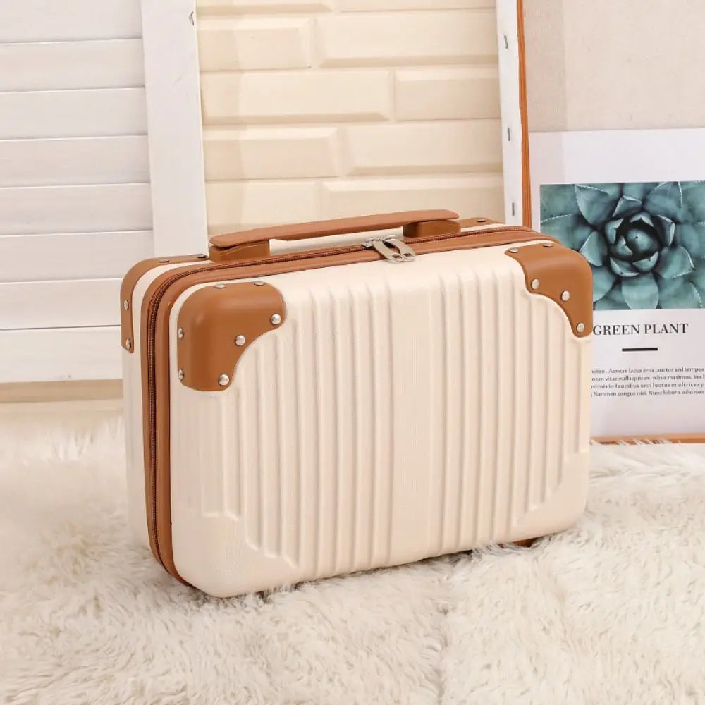 Valigia rigida beige con angoli rinforzati marroni, design elegante, su tappeto bianco. Perfetta per viaggi, bagaglio a mano, stile moderno.