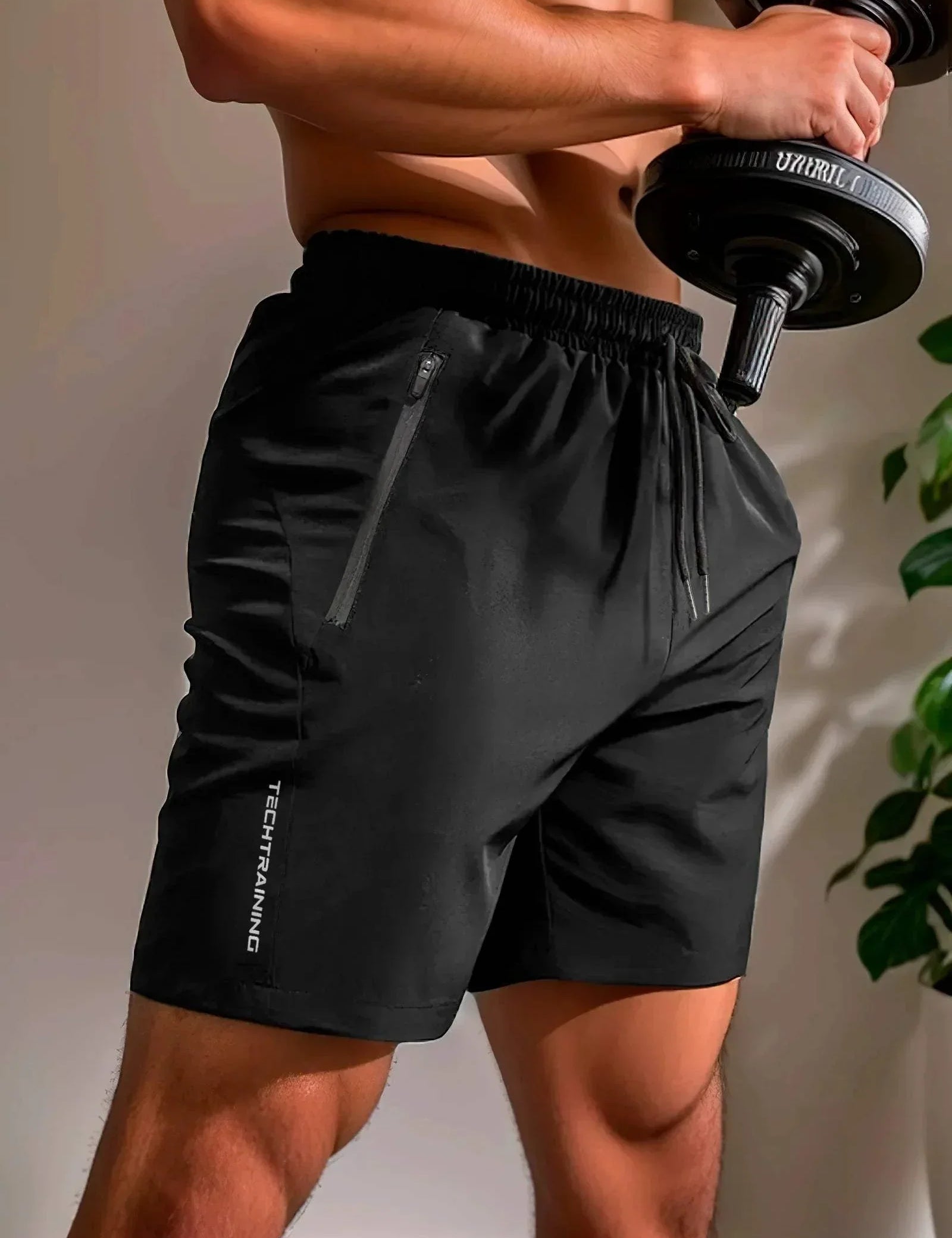 Shorts sportivi neri da uomo con tasche, indossati durante l'allenamento con manubri. Ideali per fitness, palestra, attività fisica.
