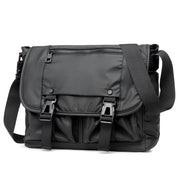 Borsa a tracolla nera in nylon, design moderno con fibbie e tasche multiple, ideale per lavoro e viaggio. Accessorio moda unisex resistente.