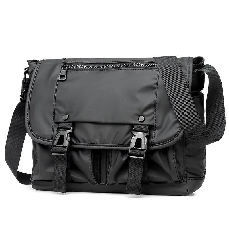Borsa a tracolla nera in nylon, design moderno con fibbie e tasche multiple, ideale per lavoro e viaggio. Accessorio moda unisex resistente.