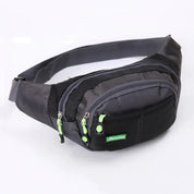 Marsupio sportivo nero e grigio con cerniere verdi, ideale per attività all'aperto. Design compatto e resistente, perfetto per escursioni e viaggi.