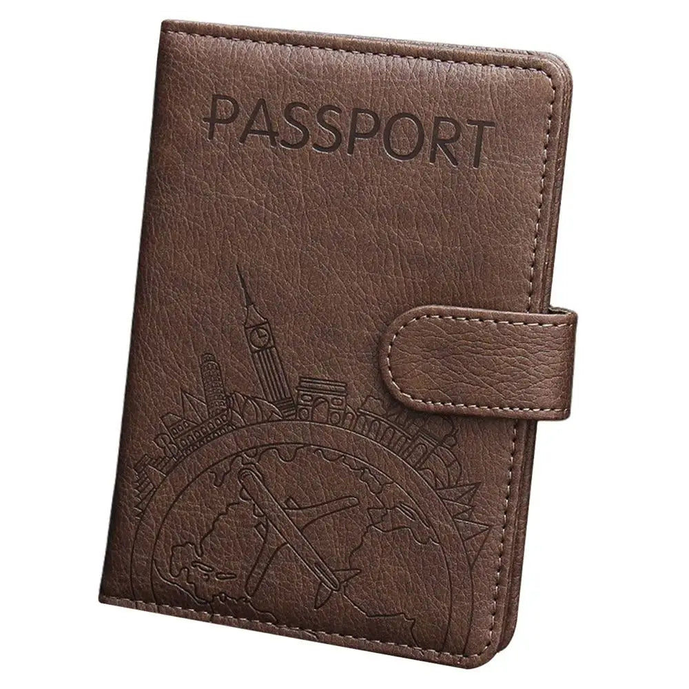 Custodia passaporto in pelle marrone con incisione di monumenti famosi, chiusura a bottone. Accessorio da viaggio elegante e funzionale.