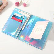 Portafoglio olografico aperto con carte di credito e biglietto, design moderno e colorato, accessorio moda donna, ideale per organizzare documenti.