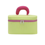 Borsa cosmetica verde chiaro con manico rosa, chiusura a zip doppia. Ideale per trucco, viaggio, organizzazione accessori. Design compatto e moderno.