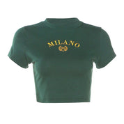 Maglietta corta verde con scritta "Milano" in giallo, stile casual, cotone, maniche corte, moda donna, abbigliamento estivo, tendenza urbana.